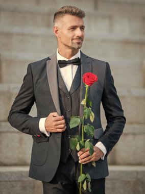 Özel durum konsepti. Özel bir durum için güllü adam. Smokinli adam özel bir gün için dışarı çıktı..