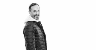 Olgun mutlu adam ceketi, kopyalama uzayı. Ceketli olgun bir adam beyaz arka planda izole edilmiş. Adam stüdyoda kalın bir ceket giyiyor. Olgun erkek için sonbahar ceketi.