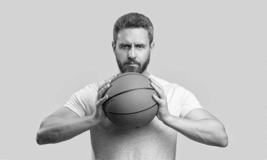 Stüdyoda yetişkin bir basketbolcu. Basketbolcu ve topçunun fotoğrafı. Spor giyim sektöründe basketbol oyuncusu. atlet basketbolcu gri arka planda izole.