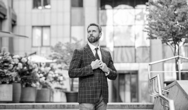 Yakışıklı patron dışarıda bekliyor. Profesyonel giyim patronu. Yetişkin patron dışarıda. Patron ceketli..