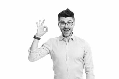 Stüdyodaki iş adamı. Tamam iş adamı jesti. Gözlüklü yetişkin bir iş adamı iyi bir jest yapıyor. İş adamı gösterisi Tamam beyaz arkaplanda izole.