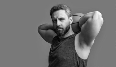 Sportif sporcu basketbolcu, gri arka planda izole edilmiş. Atlet basketbolcu stüdyoda. Basketbolcu bir sporcunun fotoğrafı. Spor giyim sektöründe basketbolcu.