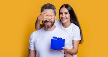 Sürpriz adama hediye kutusu. Sevgilisinden hediye alan bir erkek arkadaş. Sevgililer Günü çifti. Birbirine aşık bir çift. Erkek günü hediyesi. Sevgi dolu bir kadın sevgililer gününde hediye veriyor. Sürpriz!.