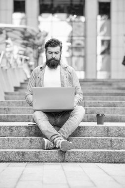 Freelancer 'ın kahve molasında videosu var. Serbest Çalışan Adam 'ın dışarıyla görüntülü görüşmesi var. Man Freelancer 'ın bilgisayarında video kaydı var. Freelancer 'ın dışarıda görüntülü görüşmesi var..