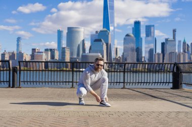 Spor ayakkabılarını spor ayakkabılarına bağlayan sporcu New York 'ta spor için hazırlanıyor..