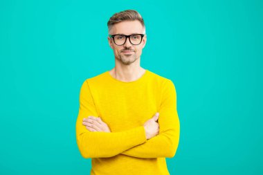 Olgun adam gözlüklü bak. Görüş keskinliği ve görme yeteneği. Vizyon görüşü düzeltmesi. Gözlüklü adam iyi görünüyor. Görmekte zorlanıyorum. Mavi üzerine izole edilmiş bir adam için göz giysisi. Gözlüklerle iyi görünüyorsun..