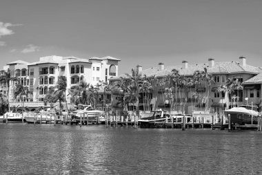 Güzel bir sahil kenarı limanı ve yaz manzaralı bir yerde yatları var..