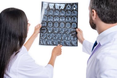 Cerrah röntgen sonuçlarını kadınlara gösteriyor. Doktor nörolog. Doktor hastalık taraması yapıyor. Tıbbi teşhis. Teşhis ve tedavi. Doktor Xray klinik tanı koyuyor. doktor uzmanlığı.