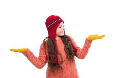 Beyaz şapkalı bir kız. Kış modası modası. Çocukluğun tadını çıkaran şapkalı genç bir kız. Şapkalı, modaya uygun kıyafetler giyen bir kız. Ürünü sunuyorum..