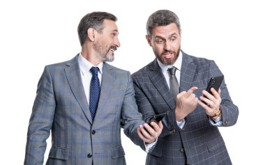 İş adamları telefon kullanır. Mesajlaşan iki işadamı e-postaları kontrol ediyor. Telefondaki mesajları okuyan iş adamları beyazdan izole edilmiş. İş mesajlaşması. İnternet üzerinden iş mesajlaşması. Mesaj bildirimi.