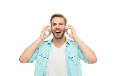Beyaz tenli bir adam izole edilmiş. Öğrenci çocuk, sesi dinle. Milenyum adamı kulaklıkla müzik dinler. Müzik konsepti. Z jenerasyonu yaşam tarzı. Müzik kulaklıklarıyla ses dinleyen adam. Mutlu ol..