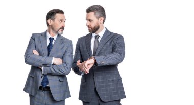 Dakik adam, saatin geç kalma zamanını kontrol et. Dakik iş adamı beyazın izole edildiği zamanı kontrol ediyor. İş için son gün. İki iş adamı son teslim tarihine geç kaldı. Zaman yönetimi. iş saatleri.