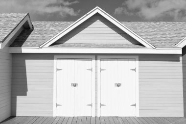 Yazın pembe plaj kulübesi binası. Yazın plaj kulübesi fotoğrafı. Yaz tatilinde sahil kulübesinde. Yazın sahil kulübesi..