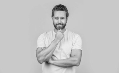 Gülümseyen adam sarı tişört giyer. Adam arka planda sarı tişört giyiyor. Stüdyoda sarı tişört giyen bir adam. Sarı tişört giyen bir adamın fotoğrafı..