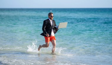 Yönetici iş adamının yaz tatili. İş adamı menajeri plaj molasının tadını çıkarıyor. Müdür iş adamı için dinlenme zamanı. İşadamı için geri çekiliyoruz. Eğlenceli iş hayatı..