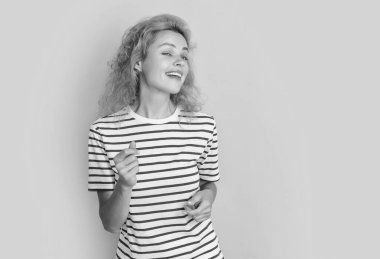 Dans eden kızıl saçlı kadın portresi sarı arka planda izole edilmiş. Stüdyodaki genç kızıl saçlı kadının portresi. Yetişkin kızıl kadın portresi.