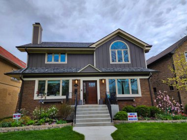 Banliyö ev mimarisi. Modern yazlık ev. Mimarlık konsepti. Mahalledeki bir mülk. Açık alanda bir apartman. mimari tasarım. İkamet mimarisi. giriş ve veranda.