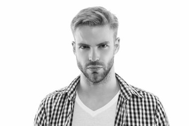 Beyazların üzerinde izole edilmiş genç bir adamın portresi. Arka plandaki genç adam. Stüdyodaki genç adam. Kareli gömlek giyen genç adamın fotoğrafı..