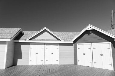 Yaz tatilinde yazlık kulübede. Yazın sahil kulübesi. Yazın sahil kulübesi inşaatı. Yazın plaj kulübesinin fotoğrafı..