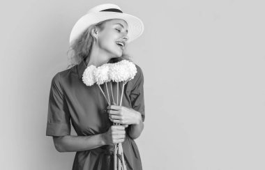 Sarı renkli çiçekli retro yazlık kadın, kopyalama alanı. Stüdyoda çiçekli retro yaz kadını. Arka planda çiçekler olan retro yaz kadını. Çiçekli retro yaz kadınının fotoğrafı.