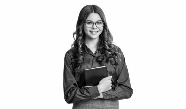 Neşeli liseli kız okuyucu beyazlar arasında izole edilmiş. Stüdyoda liseli kız okuyucu. Arka planda liseli kız okuyucu. Kitap okuyan liseli kızın fotoğrafı..