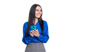 İş kadını blogda sohbet ediyor. İletişim. Telefondaki mesajlaşan iş kadını beyazdan izole edilmiş. İş mesajlaşması. İnternet işi. İş kadını telefonu kullanır. Boşluğu kopyala.