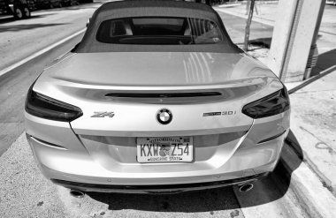 Los Angeles, Kaliforniya ABD - 13 Nisan 2021: gümüş gri bmw z4 lüks spor araba arka tarafa park edildi.