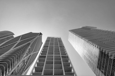 Miami 'deki gökdelen mimari binası. Gökdelen mimari binasının fotoğrafı. Mavi gökyüzünde yüksek gökdelen mimari binası. Gökdelen mimari binası..