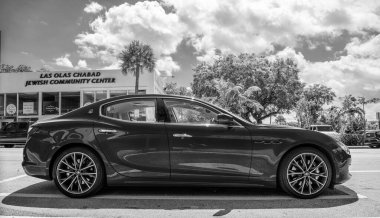 Miami, Florida ABD - 25 Mart 2023: kırmızı 2016 Maserati Ghibli S Q4 park halindeki araç, yan görüş.