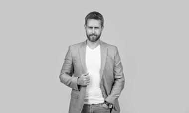 Stüdyodaki iş adamı. Yakışıklı iş adamının resmi. Takım elbise giy. İş adamı resmi ceket giyiyor. Sarı arka planda yalıtılmış beyaz ceketli iş adamı..