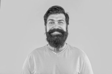 Heyecanlı sakallı adamın portresi. Sarıda izole edilmiş sakallı adamın portresi. Stüdyoda sakallı adamın portresi. Arka planda sakallı adamın portresi.