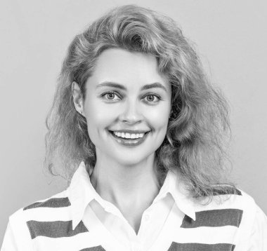 Gri arka planda kahvesi olan serbest çalışan bir kadın. Stüdyoda serbest çalışan bir kadın. Dizüstü bilgisayarı ve kahvesi olan serbest bir kadın. Bilgisayar tutan serbest çalışan bir kadın..