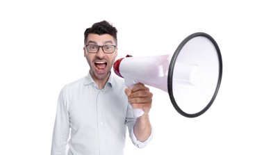 Şaşırmış bir adamın megafonla duyurduğu fotoğraf. Beyaz arka planda izole edilmiş megafonla anons yapan adam. Adam stüdyoda megafonla anons yapıyor. Bağıran adam megafonla anons yapıyor..