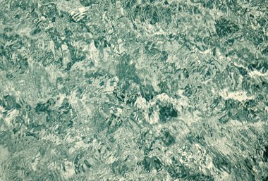 Turkuaz renginde havuz suyunun yaz aylarında dalgalanmaları..