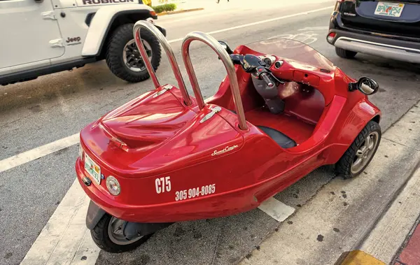 Miami Beach Florida Usa April 2021 Red Scootcoupe Moped Back — Stock Photo, Image