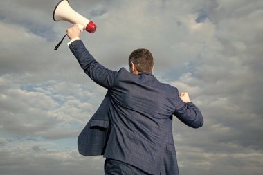 Arkaplanda hoparlör tutan iş adamlarının arka plan görüntüsü.