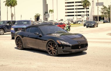Miami Beach, Florida USA - 15 Nisan 2021 Maserati Granan Turismo, köşe manzaralı.
