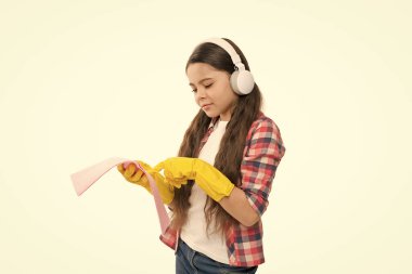 Temizlik aksesuarı. Temizlik endişeleri yok ediyor. Temizlik malzemeleri. Sarı eldivenli küçük kız kulaklıkları. Pazar gününüz kutlu olsun. Oda servisini dinle. Ev halkını daha neşeli yap. Çocuk eğleniyor..