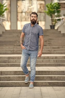 Sakallı adam aşağı iniyor. Uzun boylu, sakallı bir adam. Hipster adam dışarıda..