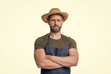 Beyaz arka planda, şapka ve önlüklü Kafkas tarım işçisi izole edilmiş..