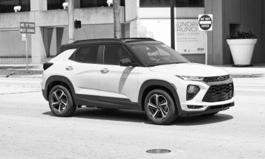 Miami Beach, Florida ABD - 15 Nisan 2021: beyaz Chevrolet öncü SC SUV aracı, yan görüş.