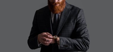 Gri arka planda izole edilmiş resmi giysili bir iş adamı görüntüsü. İş adamı resmi kıyafet giyer. Stüdyo resmi giyinen bir iş adamı. İş adamının takım elbisesi ve kravatı.