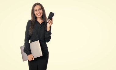 Cep telefonu ve dizüstü bilgisayarı olan mutlu bir yönetici. Mobil ve bilgisayar kullanan kadın yönetici. Proje yöneticisi iş iletişimi için mobil teknoloji kullanıyor, boşluğu kopyala.