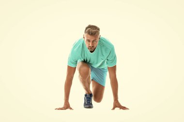 Başlangıç çizgisinde koşucu yarışa hazır. Koşucu eğitime başlamaya hazırlanıyor. Koşucu yarışı başlatmaya hazır. Koşucu çalıştırmak için başlangıç sinyalini bekliyor.