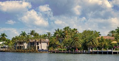 Güneşli bir yaz gününde palmiye ağaçları olan güzel bir panoramik villa. Deniz manzaralı ve özel rıhtımı olan lüks bir yazlık villa. Modern villa yaz tatili için ideal. Akdeniz 'deki muhteşem villa.