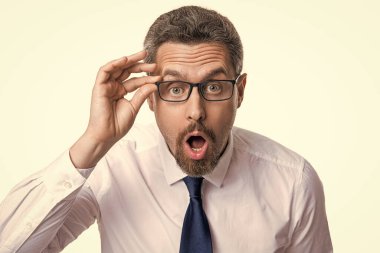 Şaşırmış adam beyazda izole edilmiş. Stüdyoda sürpriz adam. Arka planda sürpriz bir adam. Gözlüklü bir adamın şaşırmış fotoğrafı..