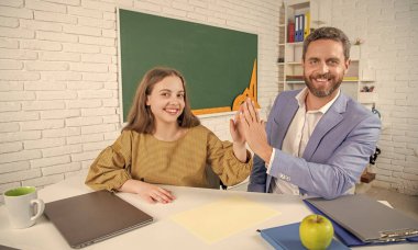 Sınıfta öğretmenle mutlu çocuk eğitimi. Beş dakika mola..