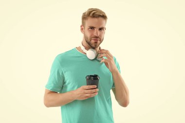 Milenyum kahvesi olan beyaz tenli, yaşam tarzı olan bir adam. Geçmişinde kahve olan bin yıllık bir adam. Stüdyoda kahve içen milenyum adamı. Kahveli milenyum çocuğunun fotoğrafı..