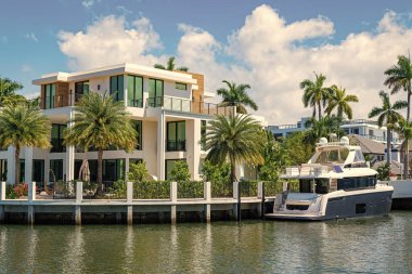 Yaz tatili için güzel bir villa. Yaz tatilinde özel yatı olan modern bir villa. Villada yaz tatili için rüya gibi bir yer. Yaz tatili için yatı olan lüks bir villa..