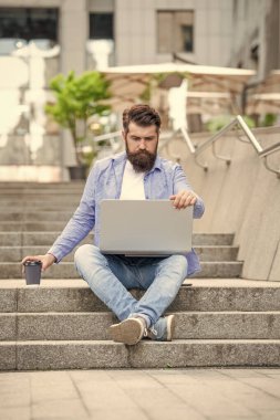 Sakallı adamın kahve molasında görüntülü görüşmesi var. Serbest Çalışan Adam 'ın dışarıyla görüntülü görüşmesi var. Man Freelancer 'ın bilgisayarında video kaydı var. Freelancer 'ın dışarıda görüntülü görüşmesi var..